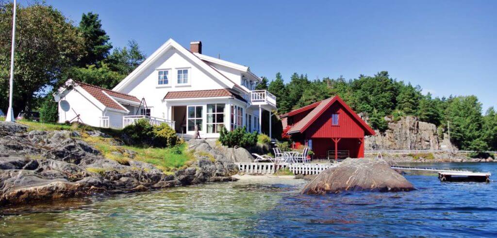 Норвежский домик на побережье